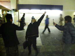 高円寺駅前で「オナニー！」と叫ぶ大学院生。みんな面白がって写真を撮ってます。